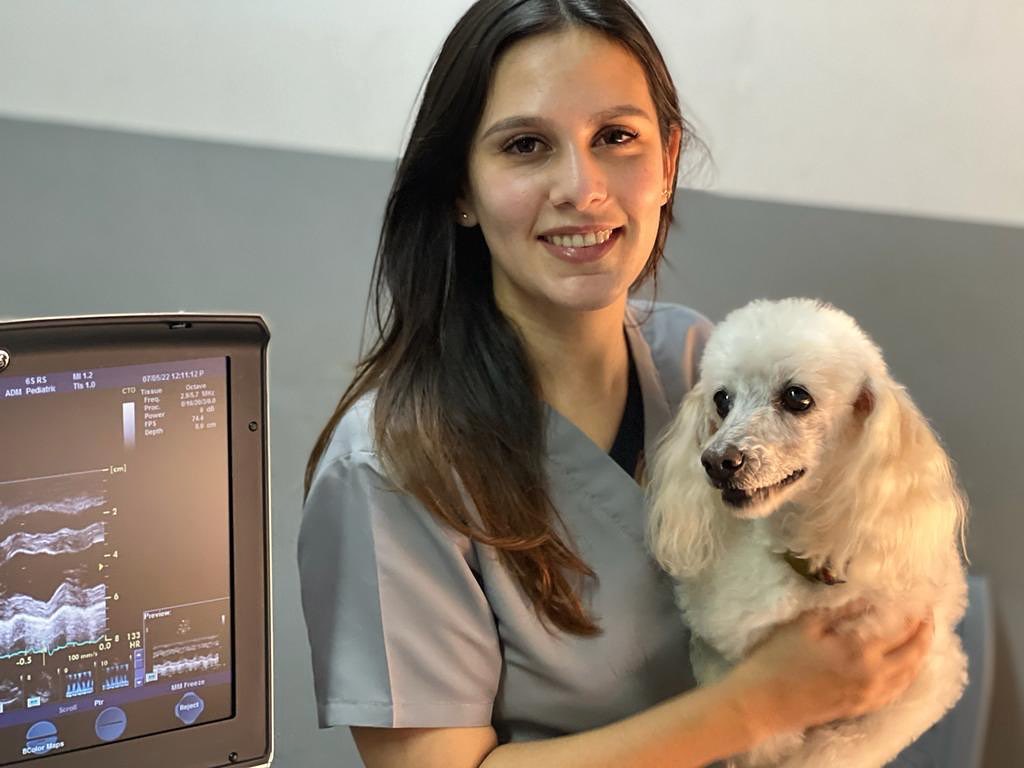 Dra. María Paz Alvarado con un paciente junto al ecocardiógrafo